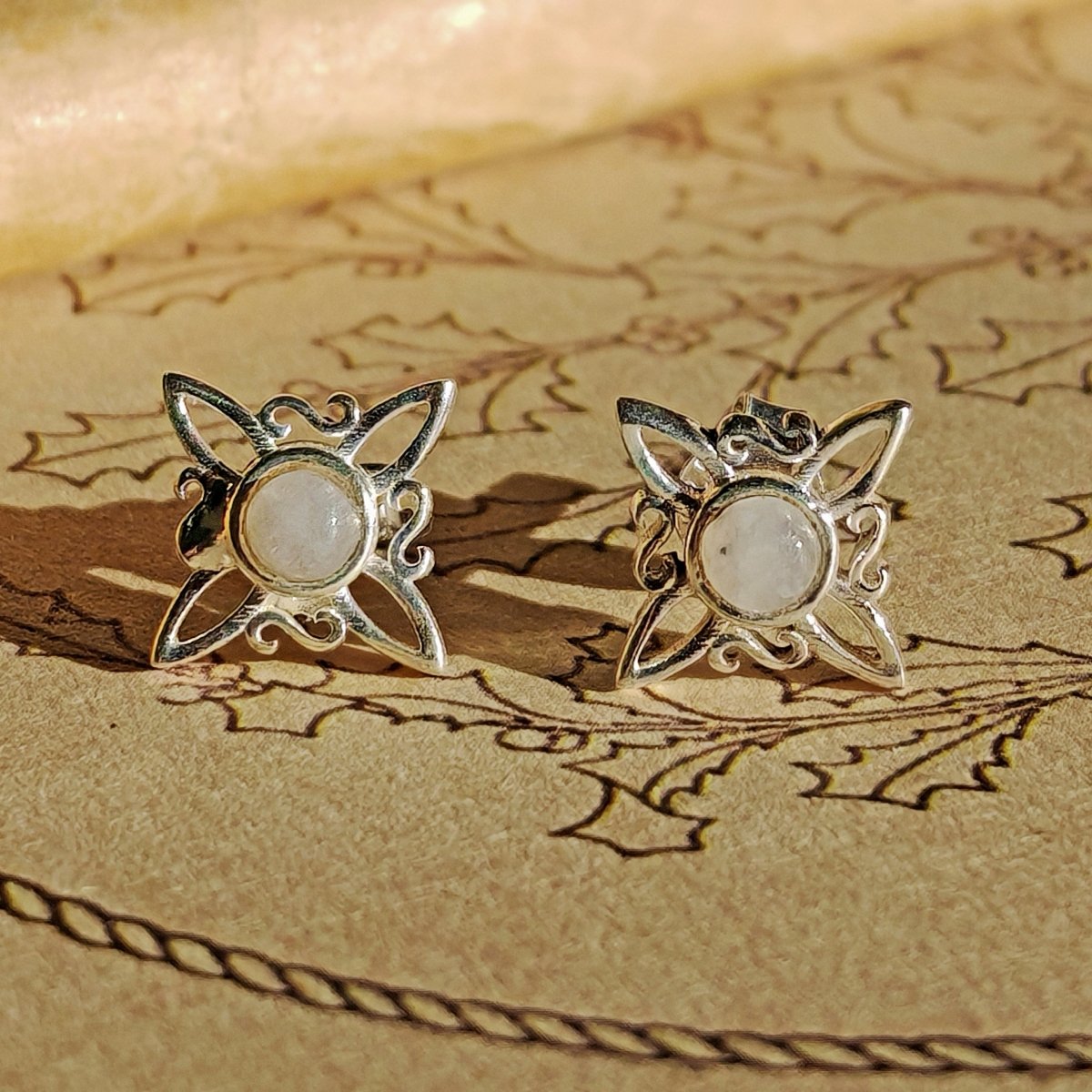 Pendientes Nudo de Bruja con Piedra de Luna en Plata de Ley 925 - Mystical Tienda