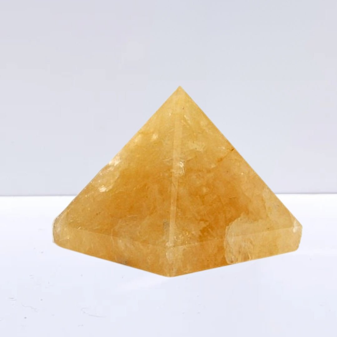 //mysticaltienda.com/cdn/shop/files/piramide-de-cuarzo-sanador-dorado-145069.jpg?v=1724618844