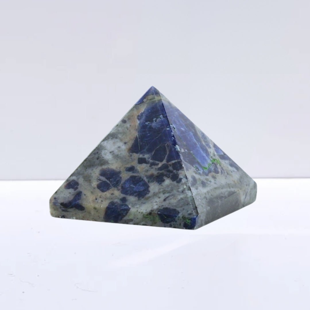 //mysticaltienda.com/cdn/shop/files/piramide-de-sodalita-330563.jpg?v=1724618844
