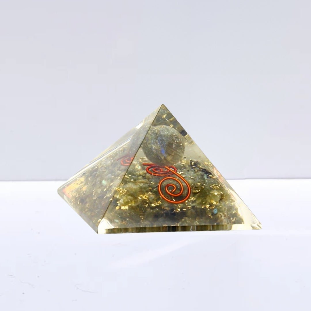 //mysticaltienda.com/cdn/shop/files/piramide-orgonita-earth-labradorita-523867.jpg?v=1726940590