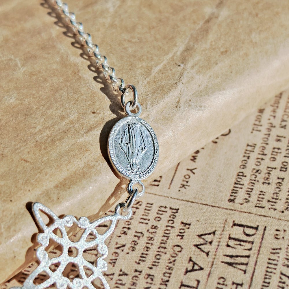 Pulsera Triple Protectora S925: Nudo de Bruja, Tetragramatón & Virgen de la Milagrosa - Mystical Tienda