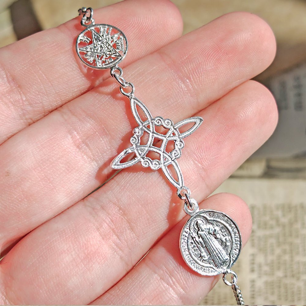 Pulsera Triple Protectora S925: Nudo de Bruja, Tetragramatón y San Benito - Mystical Tienda