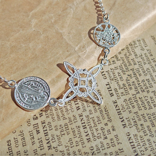 Pulsera Triple Protectora S925: Nudo de Bruja, Tetragramatón y San Benito - Mystical Tienda