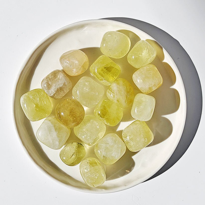 //mysticaltienda.com/cdn/shop/files/rodado-de-cuarzo-limon-314259.jpg?v=1738831702