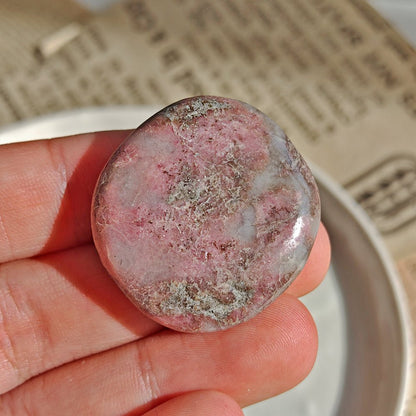 Rodado Plano de Rodonita - Mystical Tienda