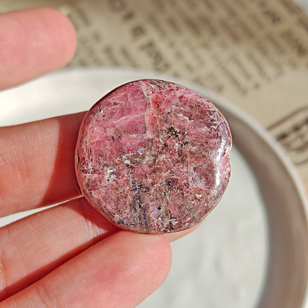 Rodado Plano de Rodonita - Mystical Tienda