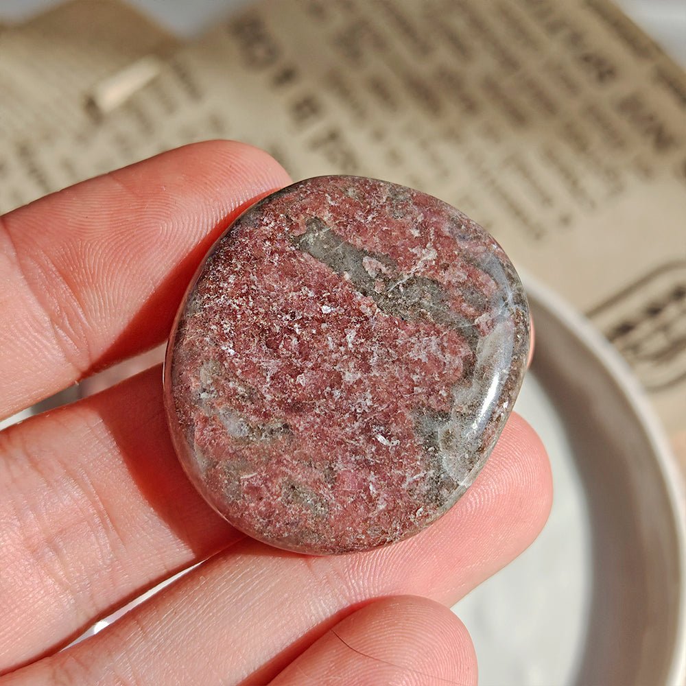 Rodado Plano de Rodonita - Mystical Tienda