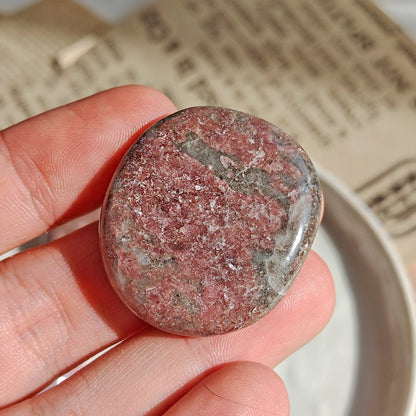 Rodado Plano de Rodonita - Mystical Tienda