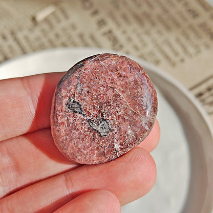 Rodado Plano de Rodonita - Mystical Tienda