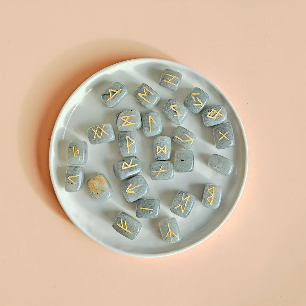 Runas Vikingas Aventurina Gris – Intuición, claridad y conexión ancestral - Mystical Tienda