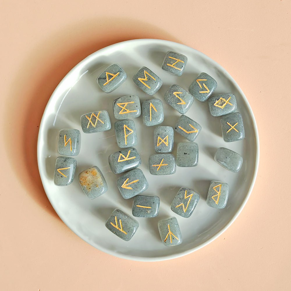 Runas Vikingas Aventurina Gris – Intuición, claridad y conexión ancestral - Mystical Tienda