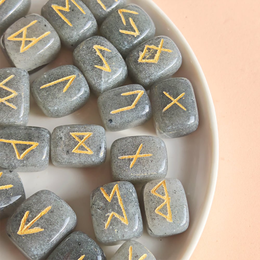 Runas Vikingas Aventurina Gris – Intuición, claridad y conexión ancestral - Mystical Tienda
