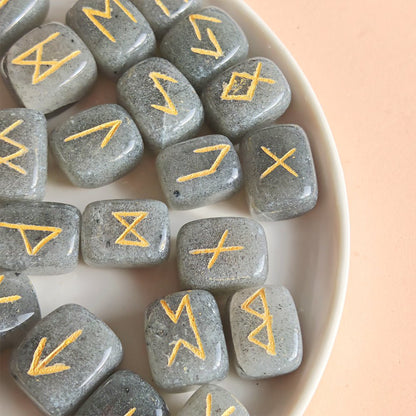 Runas Vikingas Aventurina Gris – Intuición, claridad y conexión ancestral - Mystical Tienda