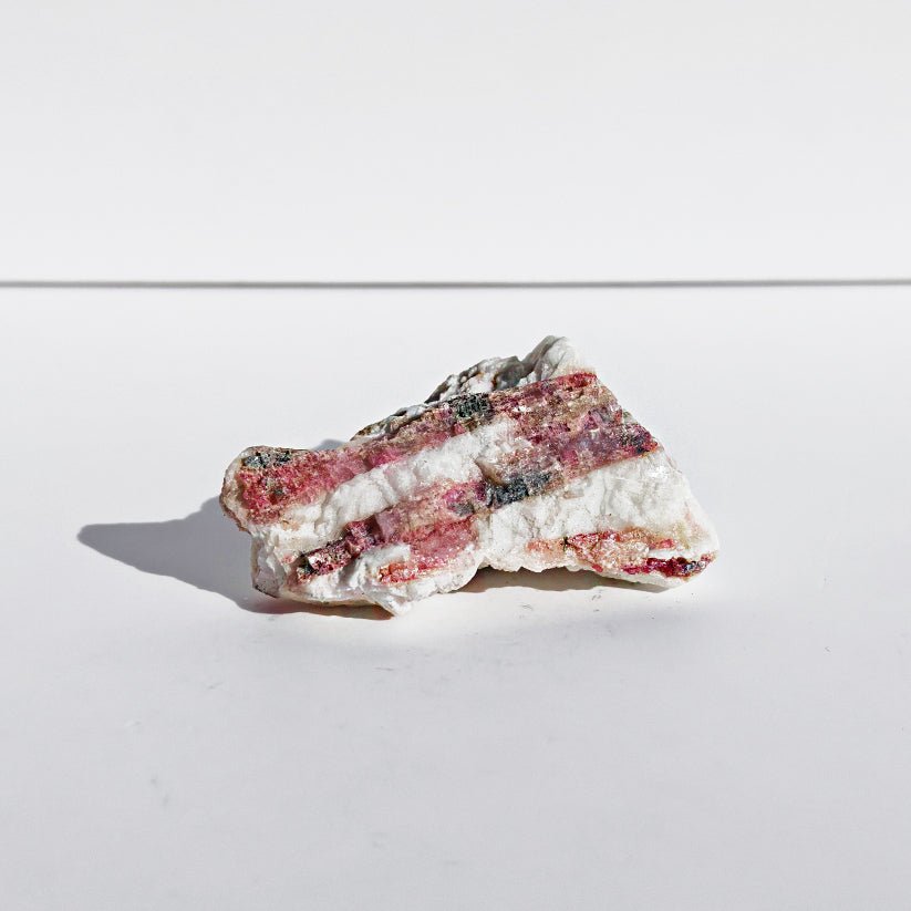 //mysticaltienda.com/cdn/shop/files/turmalina-rosa-en-bruto-313747.jpg?v=1741779026