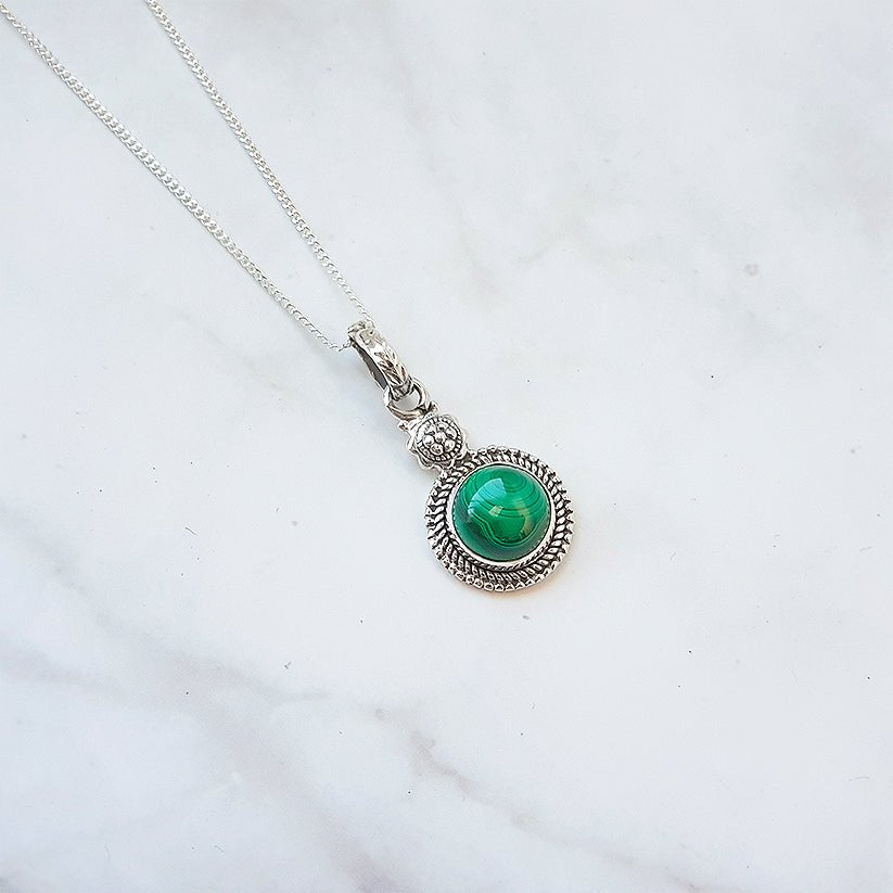 //mysticaltienda.com/cdn/shop/products/colgante-boton-de-malaquita-y-plata-de-ley-925-502921.jpg?v=1670106518