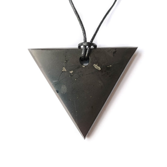 Colgante de Shungit Triángulo Femenino - Mystical Tienda Esotérica y de Minerales