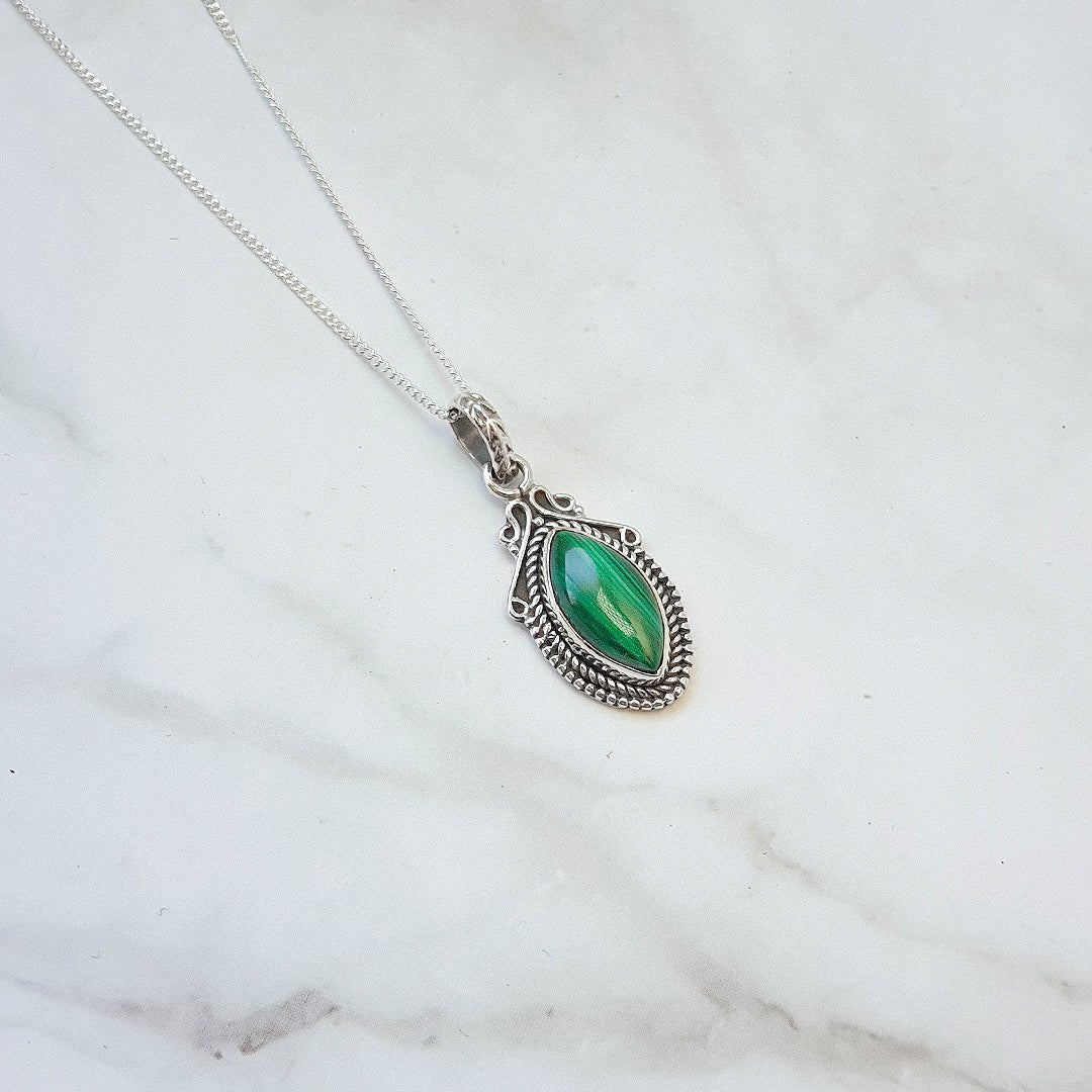 //mysticaltienda.com/cdn/shop/products/colgante-lagrima-malaquita-y-plata-de-ley-925-681843.jpg?v=1669760555
