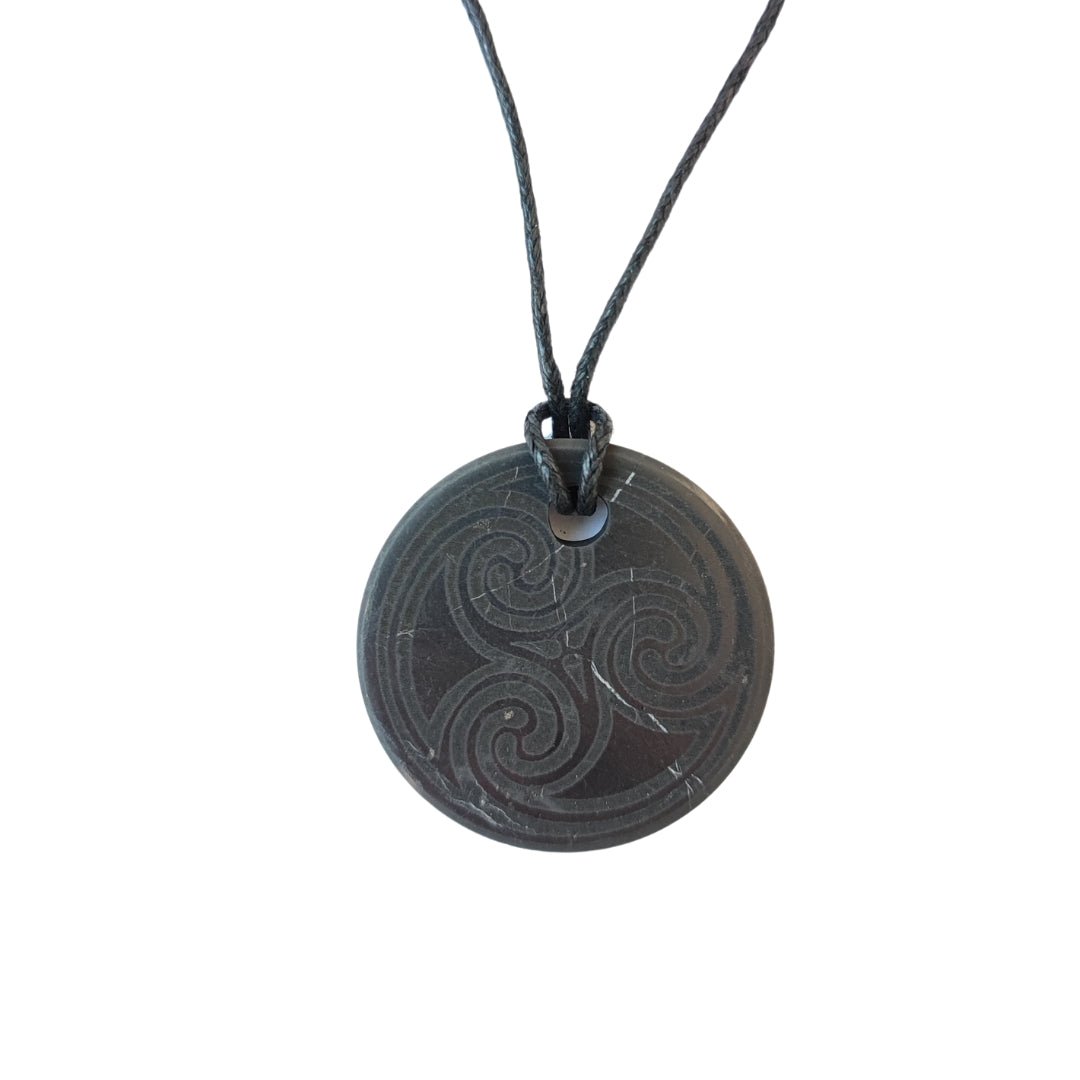 Colgante Shungit círculo con Triskel - Mystical Tienda