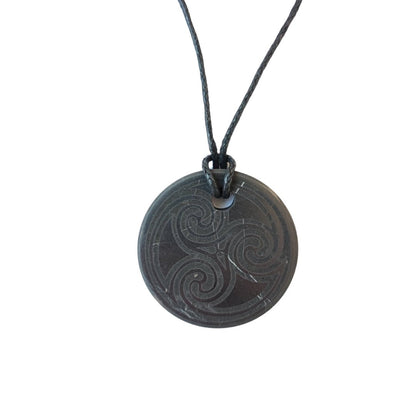 Colgante Shungit círculo con Triskel - Mystical Tienda