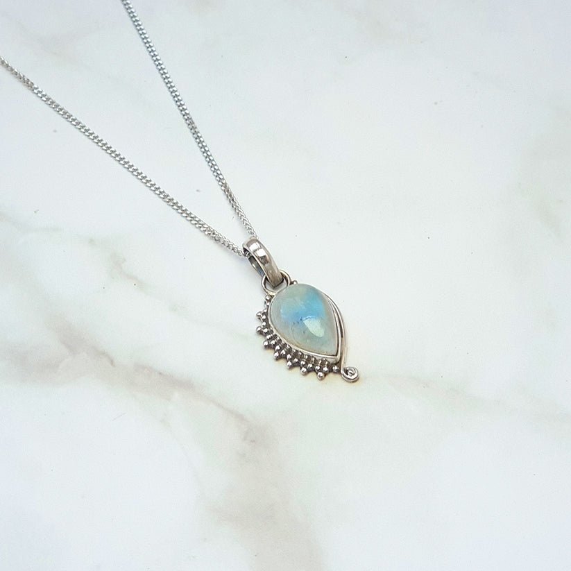 //mysticaltienda.com/cdn/shop/products/colgante-varanasi-piedra-de-luna-y-plata-de-ley-925-929299.jpg?v=1668376317