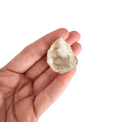 Mitad Geoda de Cuarzo Blanco - Mystical Tienda