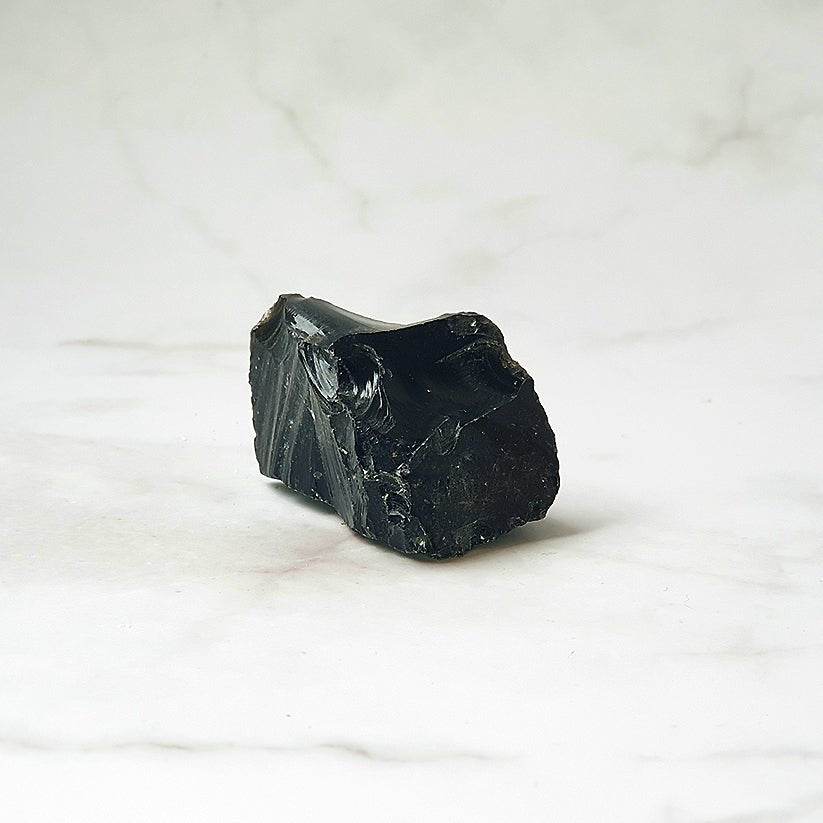//mysticaltienda.com/cdn/shop/products/obsidiana-en-bruto-892348.jpg?v=1663531311